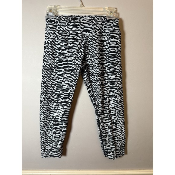 CALVIN KLEIN WOMEN'S CAPRI YOGA PANTS BLACK/WHITE ZEBRA STYLE PRINT SIZE Small - Picture 1 of 4